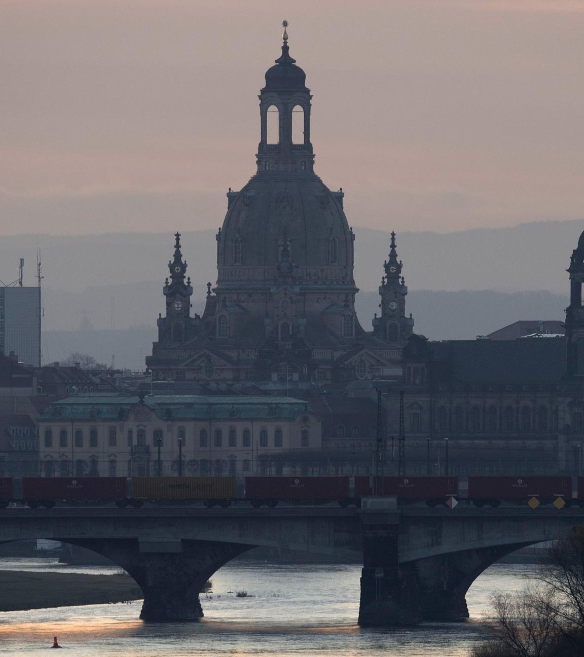 dresdner frauenkirche beim sonnenaufgang