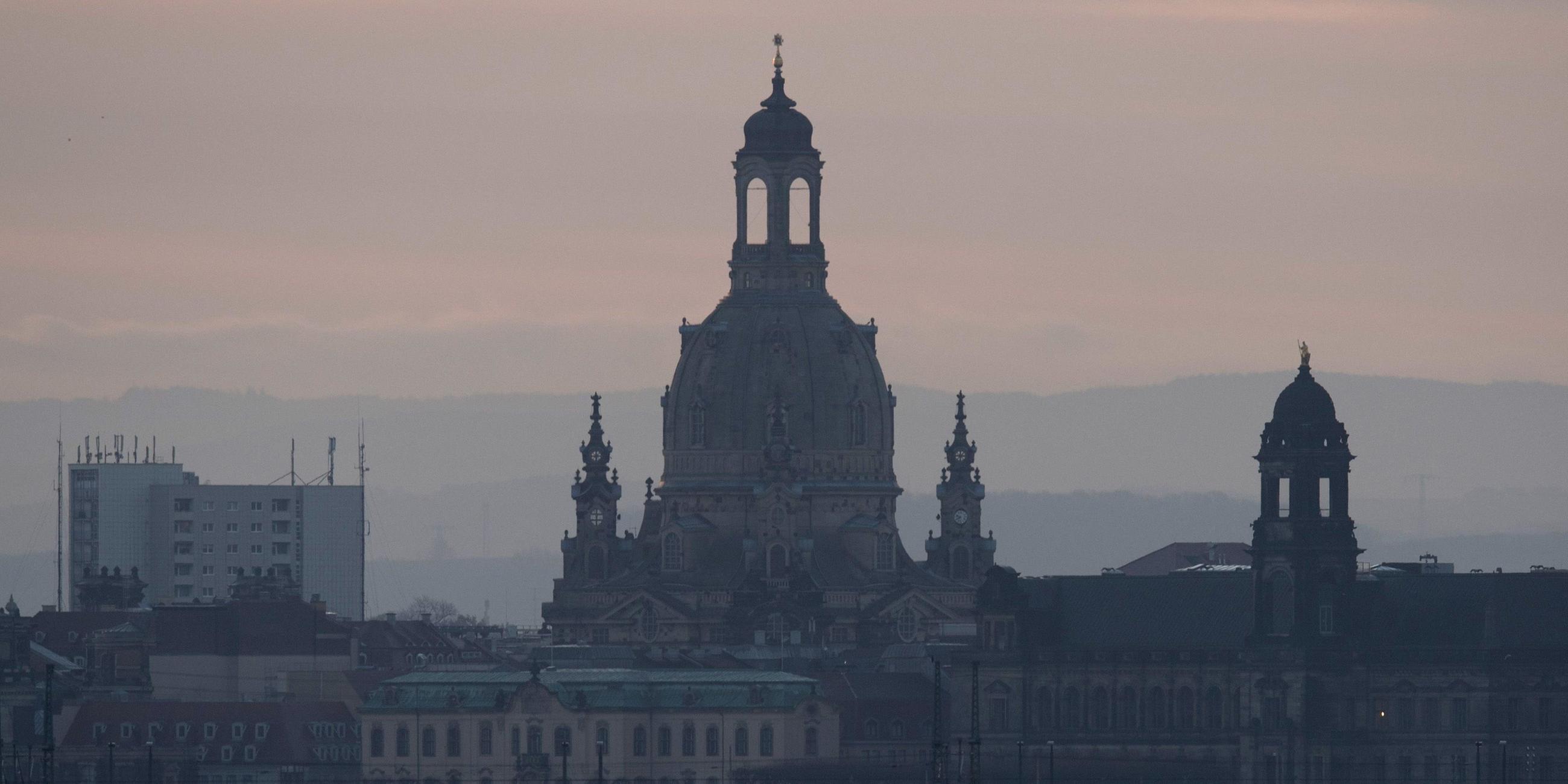 dresdner frauenkirche beim sonnenaufgang