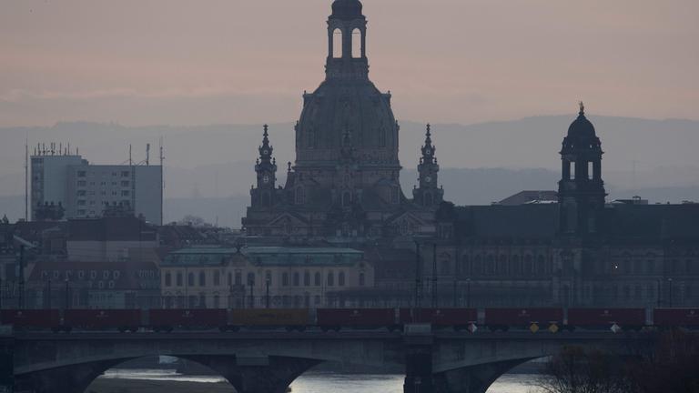 dresdner frauenkirche beim sonnenaufgang