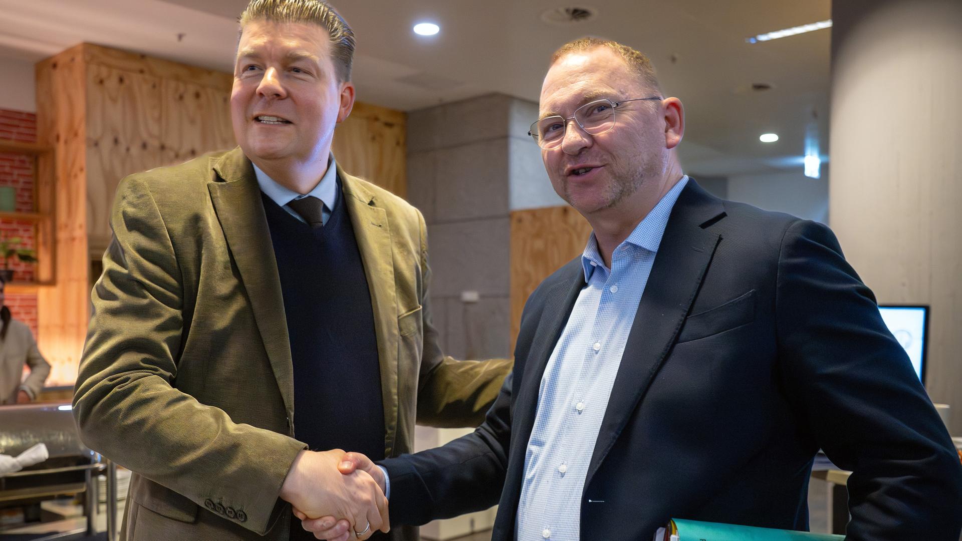 Frank Werneke (r), Vorsitzender der Gewerkschaft ver.di, und Andreas Dressel geben sich vor der dritten Tarifrunde für den öffentlichen Dienst der Länder im Kongresshotel die Hand.