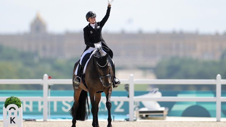 Deutschlands Jessica Bredow Werndl reitet auf ihrem Pferd Dalera beim Dressurfinale.