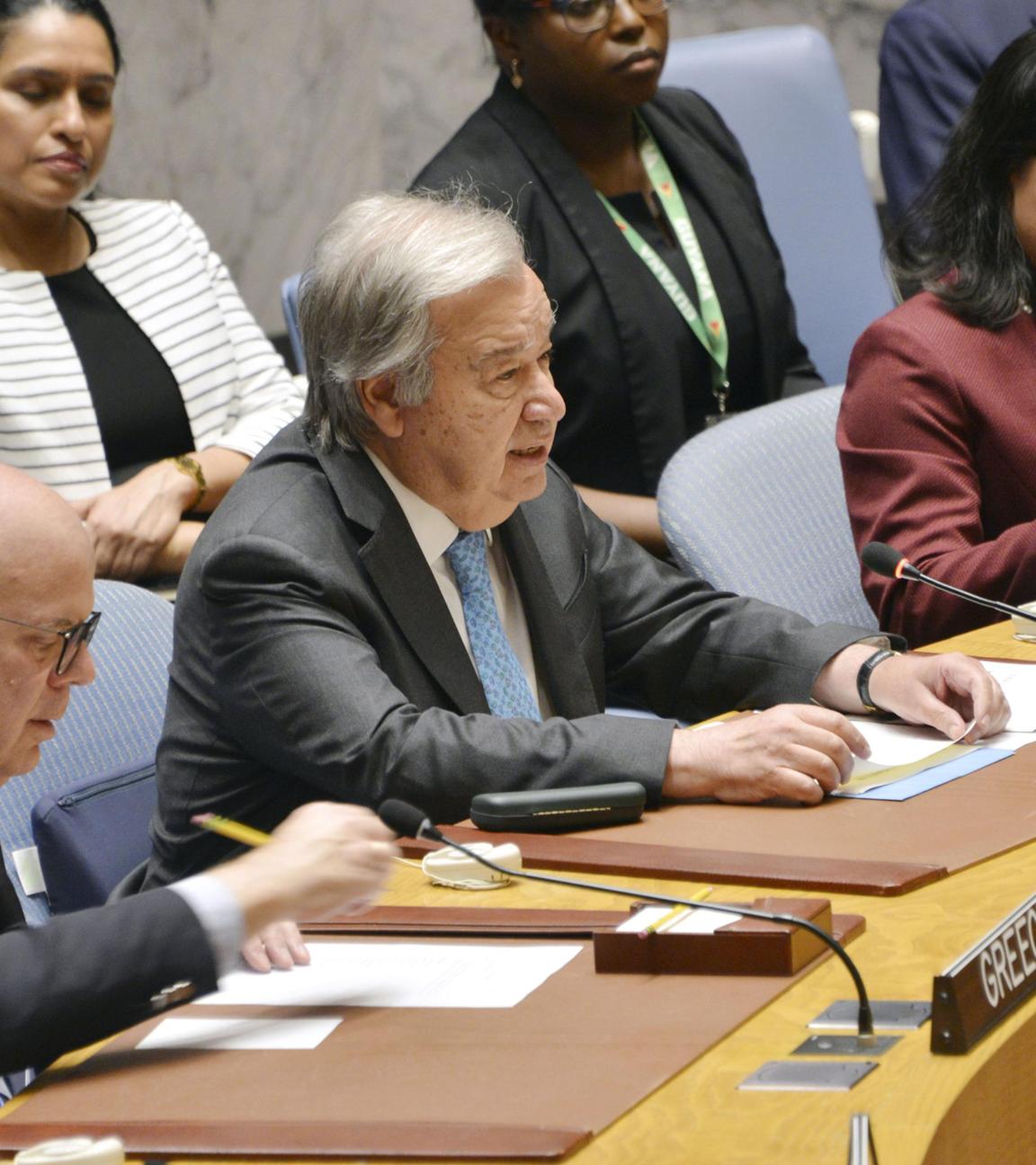 Mitglieder des UN-Sicherheitsrats sitzen in den Reihen. In der Mitte ist UN-Generalsekretär Guterres zu sehen, der zu seinen Kollegen spricht.