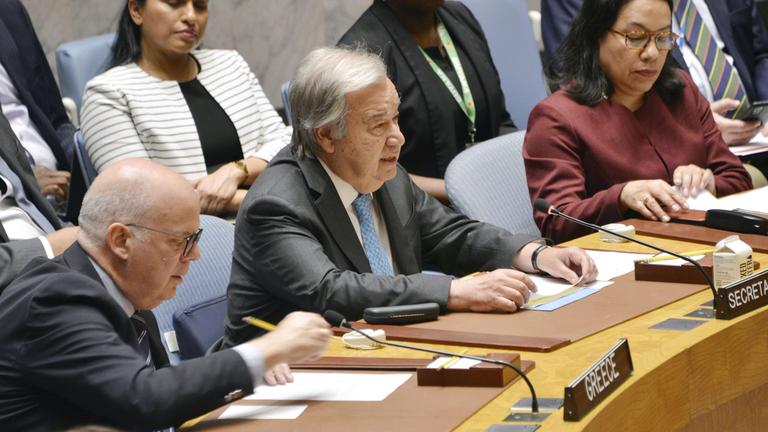 Mitglieder des UN-Sicherheitsrats sitzen in den Reihen. In der Mitte ist UN-Generalsekretär Guterres zu sehen, der zu seinen Kollegen spricht.