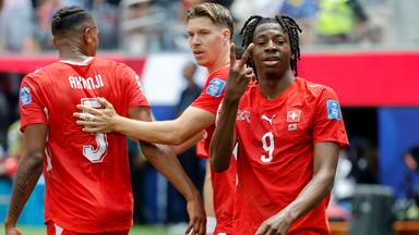 Der schweizer Nationalspieler Johan Manzambi jubelt nach seinem Treffer zum 3:0 gegen Bosnien & Herzegowina