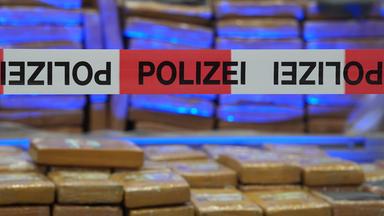 Hamburg: Sichergestellte Kokain-Päckchen liegen auf einer Palette. Archivbild