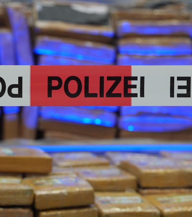 Hamburg: Sichergestellte Kokain-Päckchen liegen auf einer Palette. Archivbild