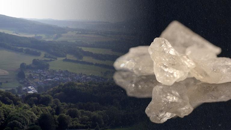 Montage: Auf der einen Seite liegt ein Dorf umgeben von Wiesen und Bäumen, auf der anderen Seite Crystal Meth in der Nahaufnahme.