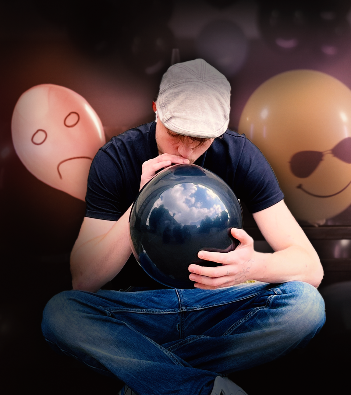 Montage: Links ein junger Mann saugt an einem Luftballon, rechts Rapper Mufasa069