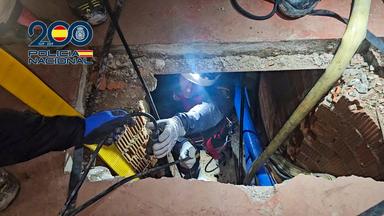 Die Polizei entdeckt einen geheimen Drogentunnel. Man sieht ein aufgebrochenes Loch im Boden, in das Schläuche und Kabel verlegt wurden. Außerdem steht ein Mann mit einer Helm-Lampe im Tunnel.