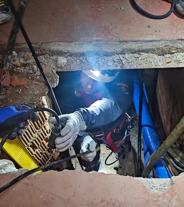 Die Polizei entdeckt einen geheimen Drogentunnel. Man sieht ein aufgebrochenes Loch im Boden, in das Schläuche und Kabel verlegt wurden. Außerdem steht ein Mann mit einer Helm-Lampe im Tunnel.