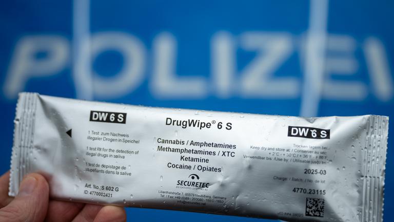 Symbolbild:  Ein Polizeibeamter hält während einer Verkehrskontrolle an der Berliner Straße ein Testkit "DrugWipe 6 S" zum Testen von Verkehrsteilnehmern auf Cannabis, Amphetamine, XTC, Ketamine, Kokain und Opiaten. 