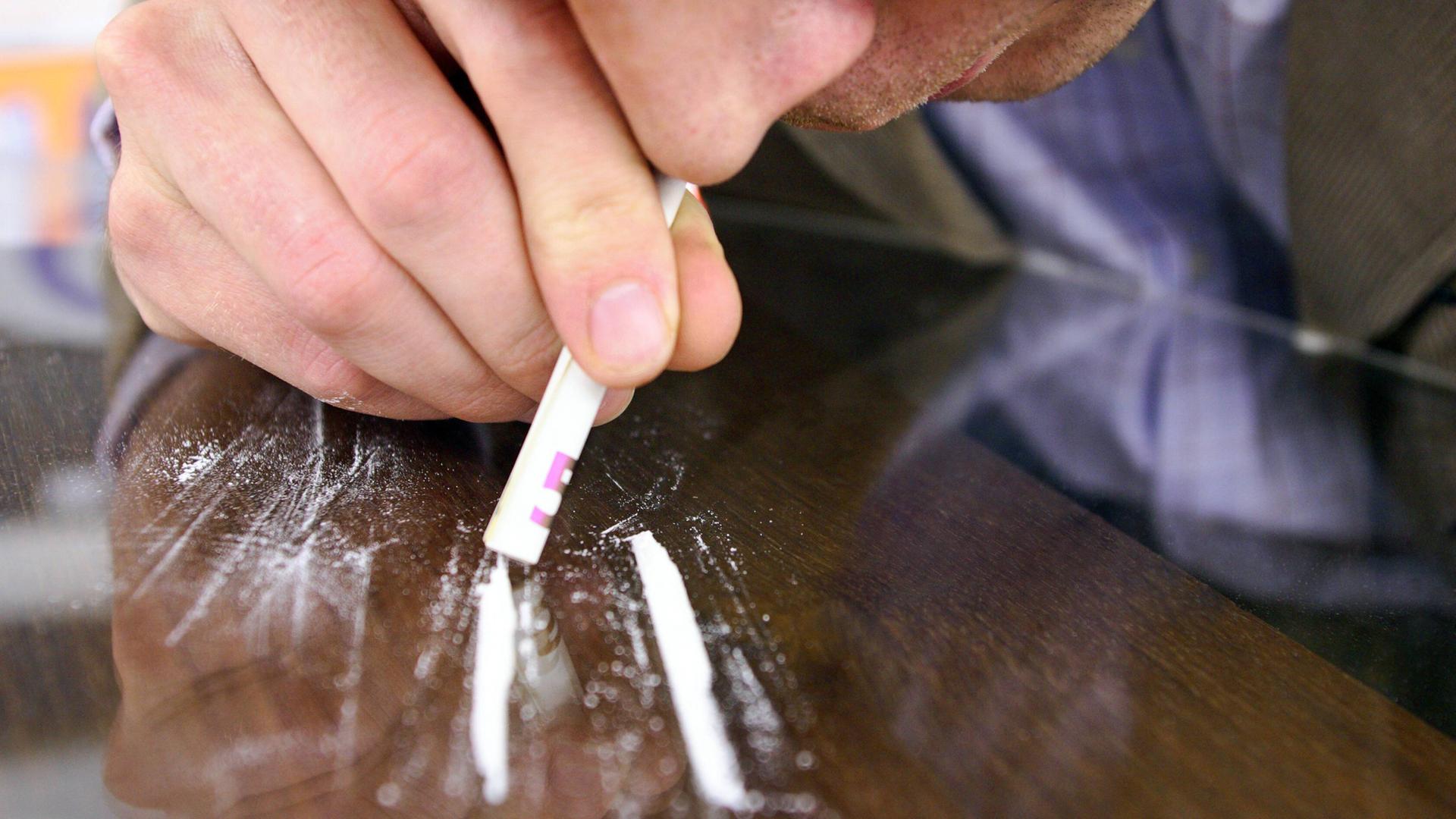 Kokainsüchtiger beim Konsumieren