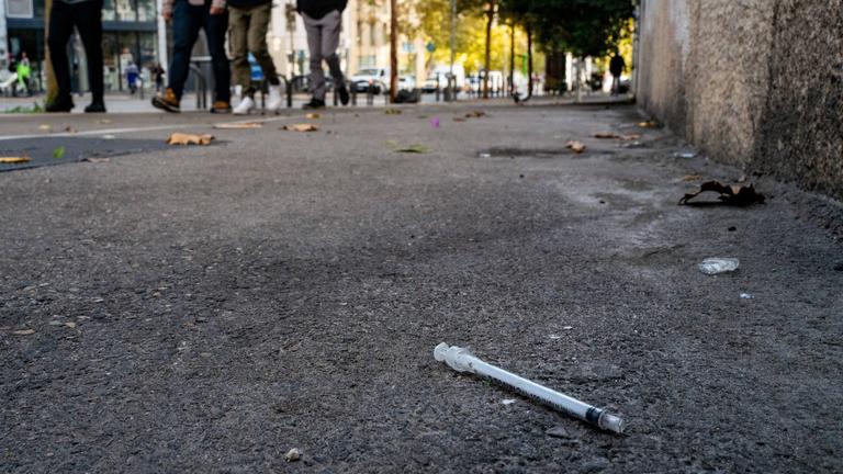 Eine Drogenspritze liegt auf dem Boden einer Straße in Marseille am 18.11.2024.