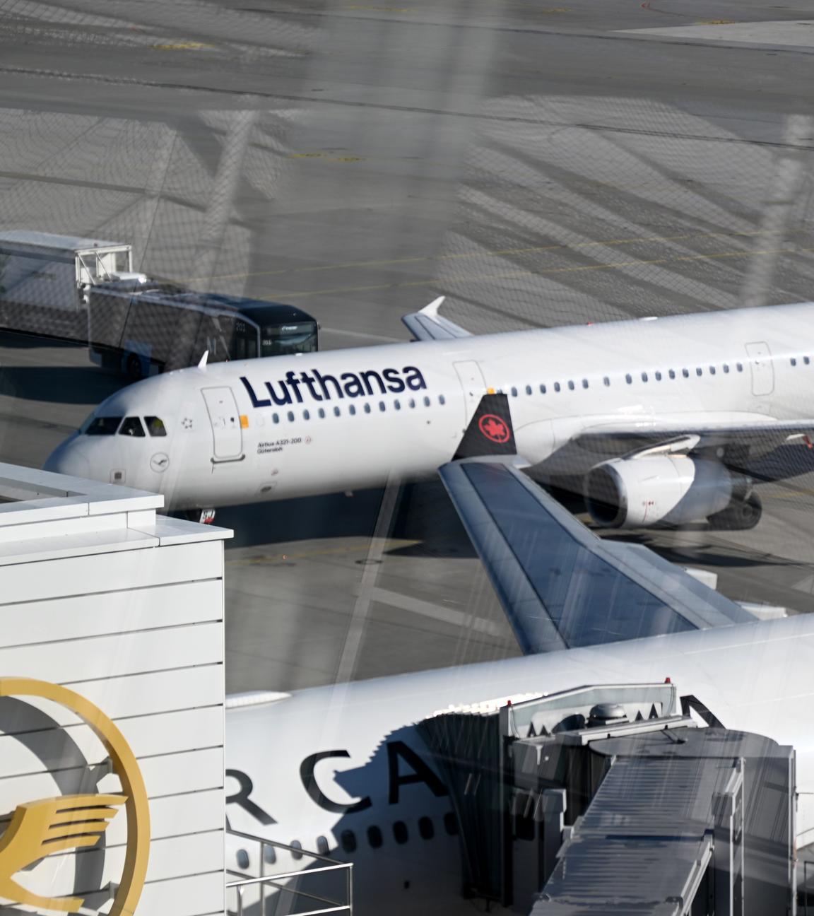 Flugzeuge stehen am Flughafen München nahe des Terminal 2. Wegen Drohnensichtungen sind am Flughafen in München am Donnerstagabend rund 20 Flüge ausgefallen.