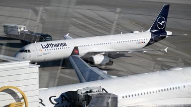 Flugzeuge stehen am Flughafen München nahe des Terminal 2. Wegen Drohnensichtungen sind am Flughafen in München am Donnerstagabend rund 20 Flüge ausgefallen.