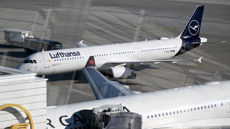 Flugzeuge stehen am Flughafen München nahe des Terminal 2. Wegen Drohnensichtungen sind am Flughafen in München am Donnerstagabend rund 20 Flüge ausgefallen.