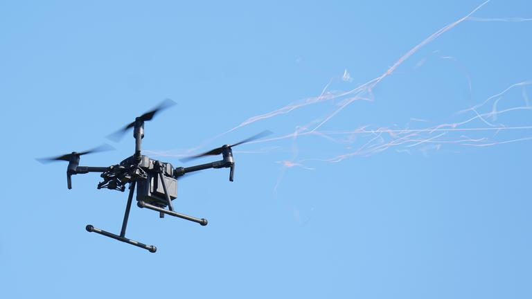 Drohne, die in der Luft fliegt