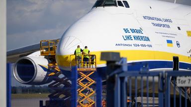 Die für einen Angriff ausgerüstete Drohne war nach Angaben aus Sicherheitskreisen nahe einer ukrainischen Transportmaschine sichergestellt worden. 