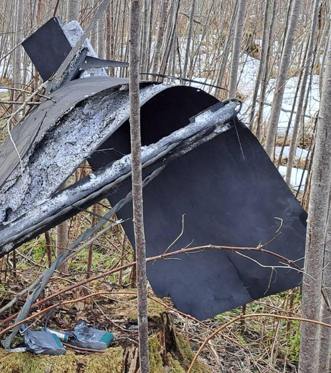Lettland, Kraslava: Trümmerteile hängen an der Absturzstelle einer Drohne in der Vegetation in der Nähe von Kraslava.