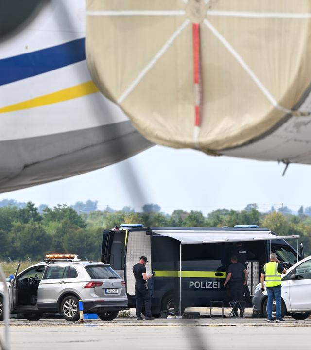 Kriminaltechniker der Polizei sind in der Nähe eines ukrainischen Flugzeugs auf dem Flughafen Leipzig/Halle im Einsatz. 