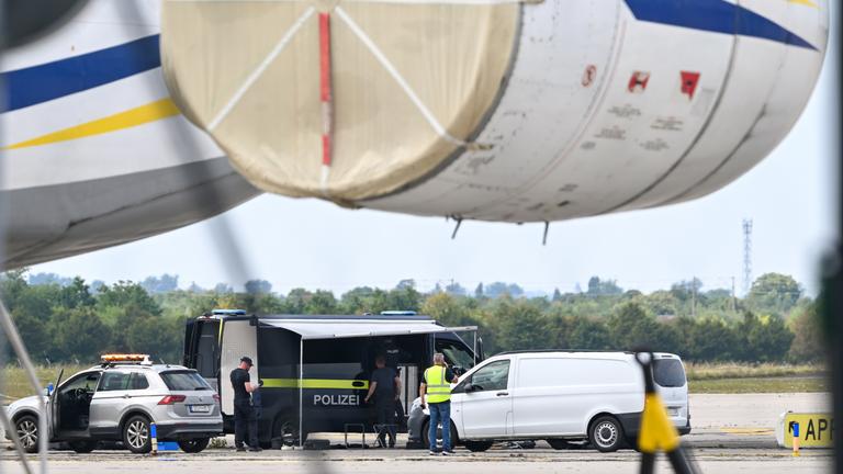 Kriminaltechniker der Polizei sind in der Nähe eines ukrainischen Flugzeugs auf dem Flughafen Leipzig/Halle im Einsatz. 