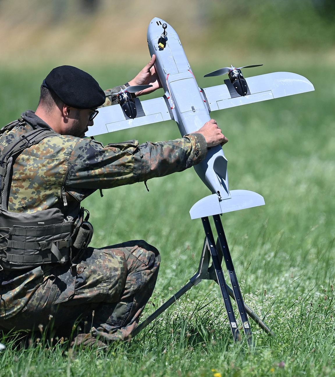 Ein Soldat macht eine Drohne startbereit