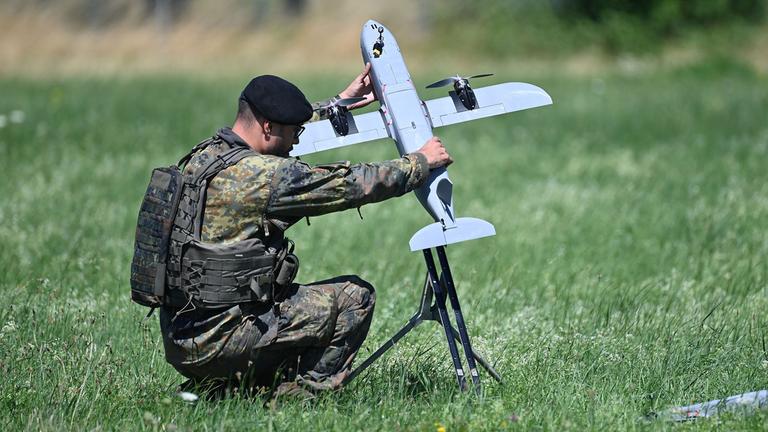 Ein Soldat macht eine Drohne startbereit