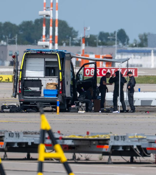 Spezialkräfte der Bundespolizei entfernten den Zünder des Sprengvorsatzes.