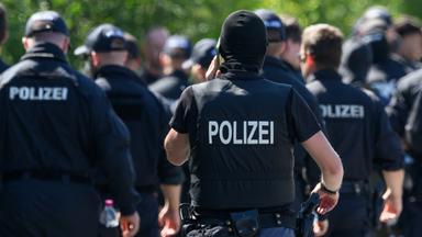 Einsatzkräfte der Polizei und des BKA suchen am Flughafen Leipzig/Halle nahe dem Ort Kursdorf nach Spuren. 