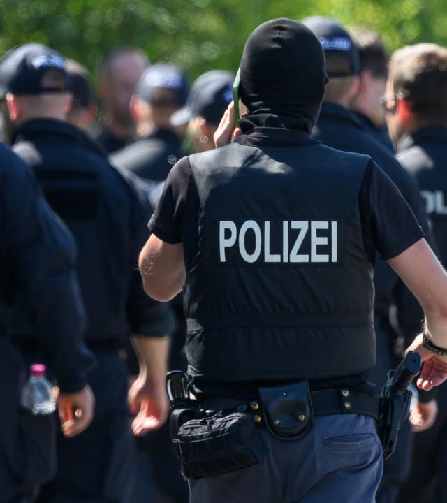 Einsatzkräfte der Polizei und des BKA suchen am Flughafen Leipzig/Halle nahe dem Ort Kursdorf nach Spuren. 