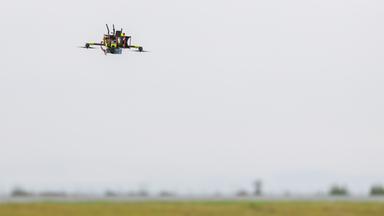 Cochstedt: Eine sogenannte Jägerdrohne zur Drohnenabwehr fliegt über den Flughafen Cochstedt.