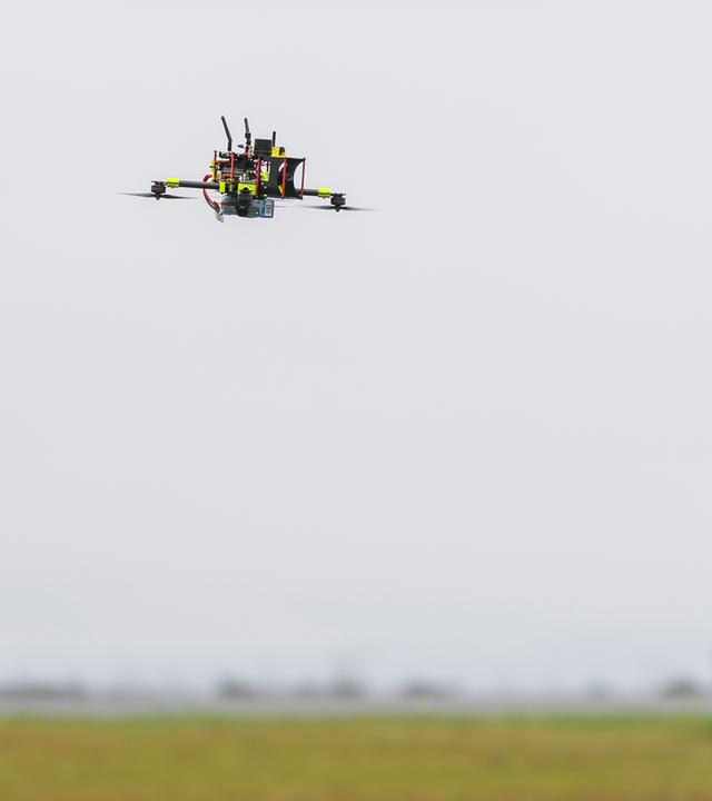 Cochstedt: Eine sogenannte Jägerdrohne zur Drohnenabwehr fliegt über den Flughafen Cochstedt.