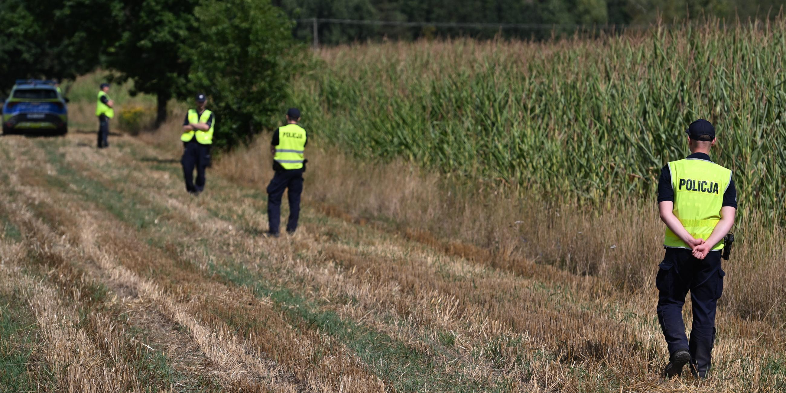 Polizei sichert das Gebiet eines Maisfeldes in Osiny, Ostpolen
