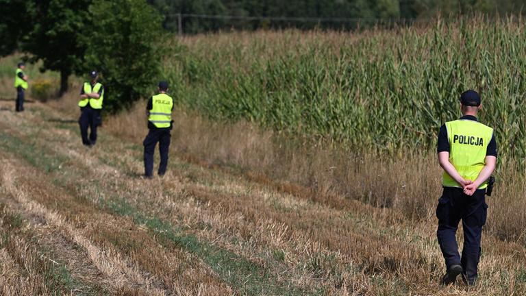 Polizei sichert das Gebiet eines Maisfeldes in Osiny, Ostpolen