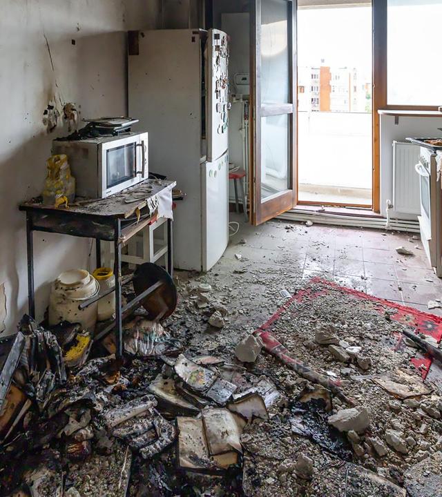 Rumänien: Das Innere des zerstörten Appartments, das in Rumänien nahe der ukrainischen Grenze, von einer Drohne getroffen wurde. 