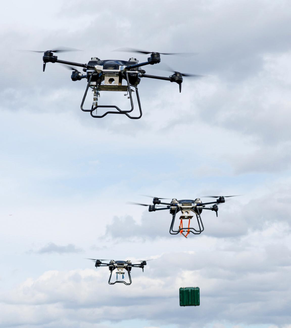  Dieses vom Pressedienst des russischen Verteidigungsministeriums zur Verfügung gestellte Foto zeigt Drohnen am Himmel während des Besuchs des russischen Verteidigungsministers Schoigu.