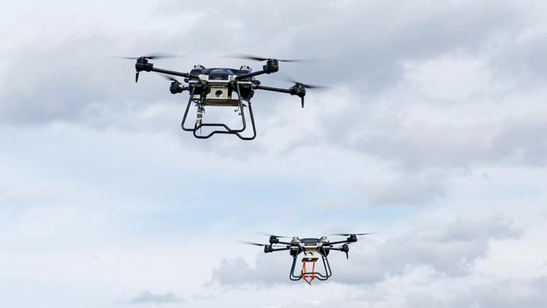  Dieses vom Pressedienst des russischen Verteidigungsministeriums zur Verfügung gestellte Foto zeigt Drohnen am Himmel während des Besuchs des russischen Verteidigungsministers Schoigu.