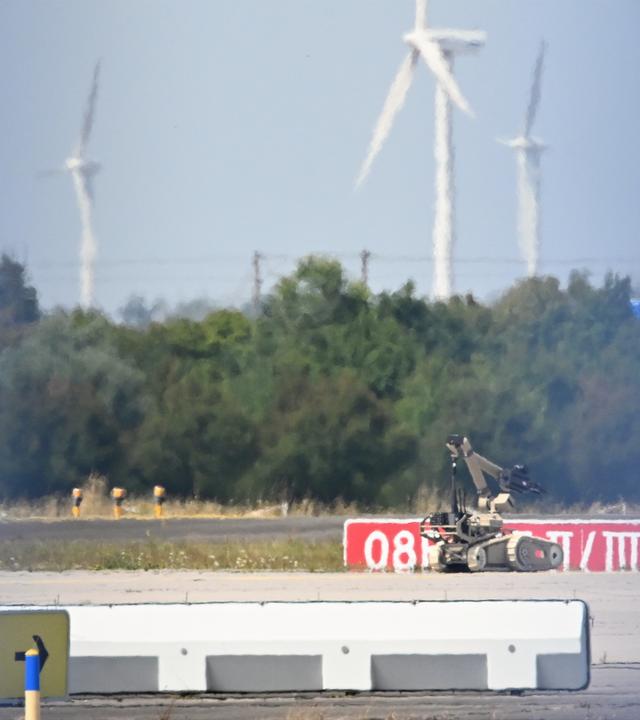 Ein Sprengroboter ist in der Nähe eines ukrainischen Flugzeugs auf dem Flughafen Leipzig/Halle im Einsatz.