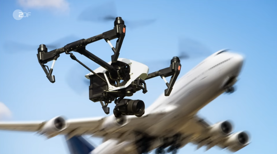 Drohne und Flugzeug im Hintergrund