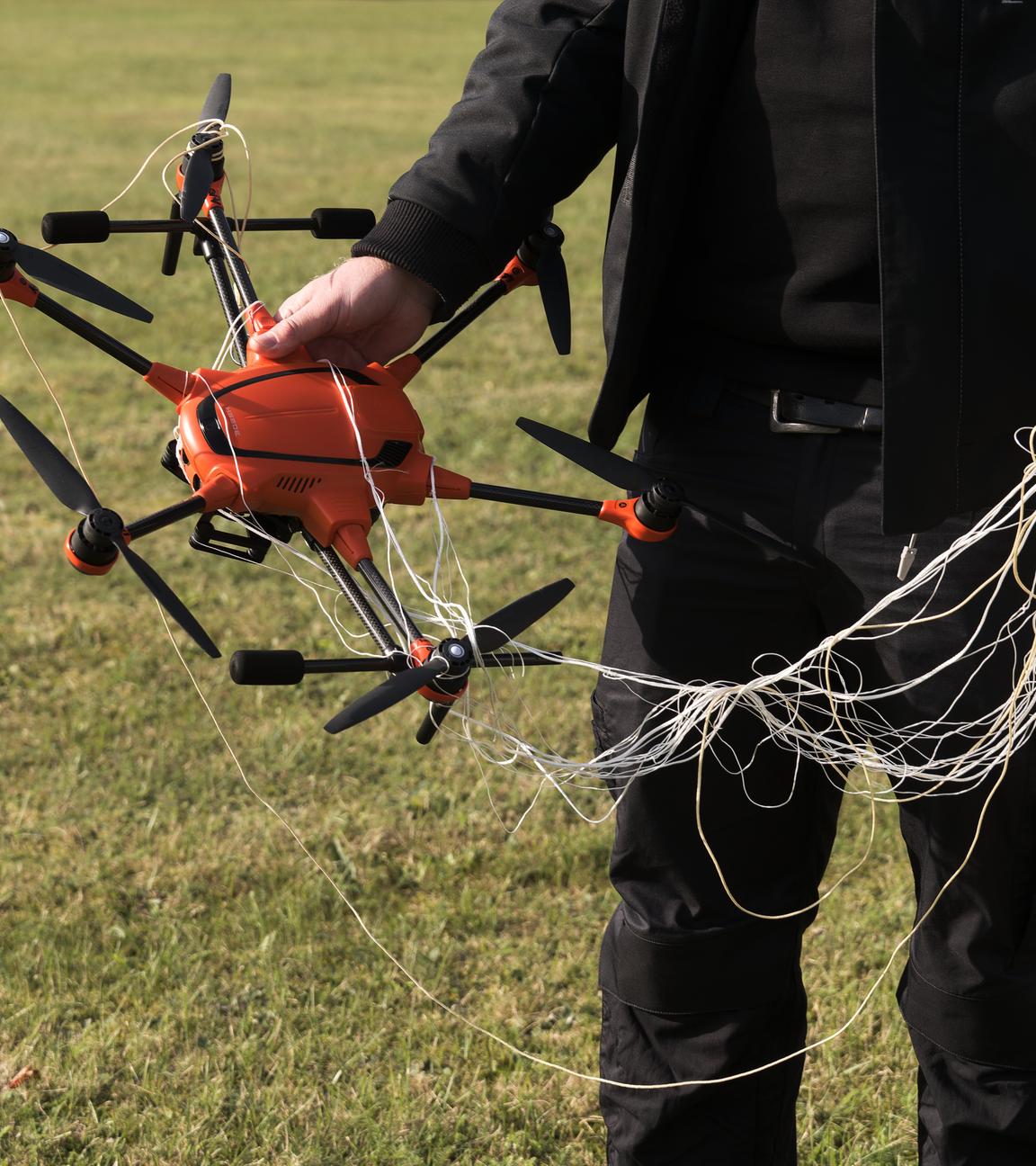 Die Bundeswehr präsentiert das Abfangen einer Drohne durch die Abfangdrohne A1-Falke von Argus Interception bei der Leistungsschau Drohnenabwehr am zweiten Tag der Großübung "Red Storm Bravo.