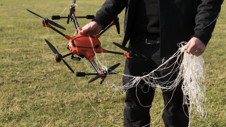 Die Bundeswehr präsentiert das Abfangen einer Drohne durch die Abfangdrohne A1-Falke von Argus Interception bei der Leistungsschau Drohnenabwehr am zweiten Tag der Großübung "Red Storm Bravo.