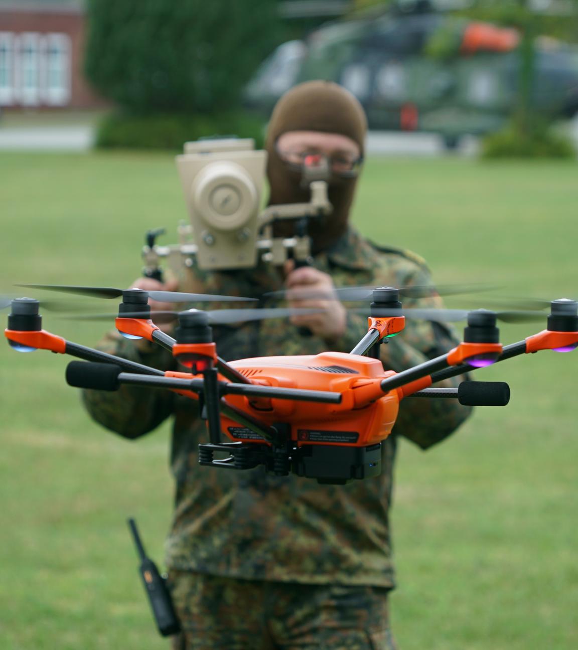 Die Bundeswehr präsentiert im Rahmen der Übung "Red Storm Bravo" die Möglichkeiten der Drohnenabwehr durch Netze bzw. elektronische Störgeräte