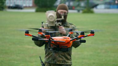Die Bundeswehr präsentiert im Rahmen der Übung "Red Storm Bravo" die Möglichkeiten der Drohnenabwehr durch Netze bzw. elektronische Störgeräte