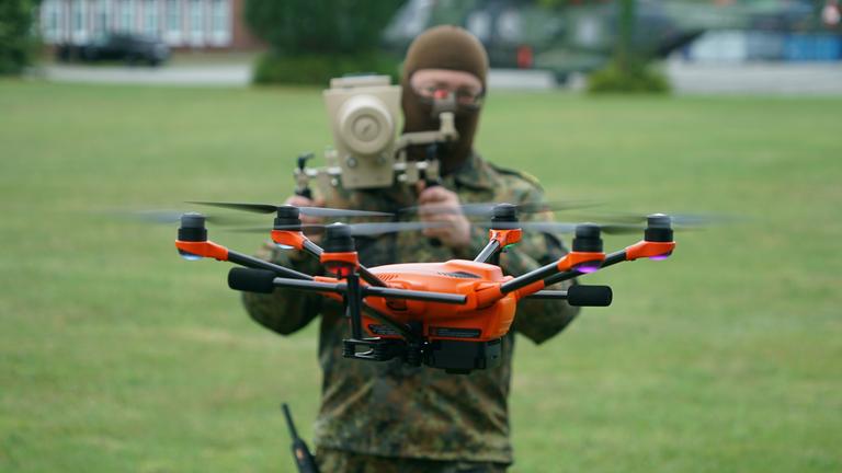 Die Bundeswehr präsentiert im Rahmen der Übung "Red Storm Bravo" die Möglichkeiten der Drohnenabwehr durch Netze bzw. elektronische Störgeräte