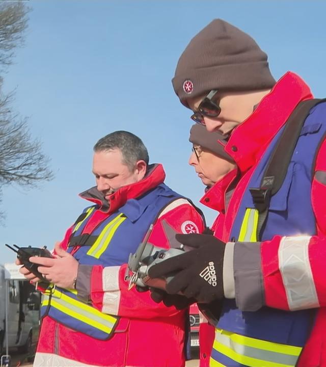 Rettungskräfte, die eine Drohne steuern 