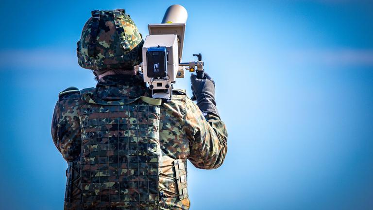 Ein System zur Drohnenabwehr vom Typ HP 47+ bei einem Übungsszenario im Hafen.
