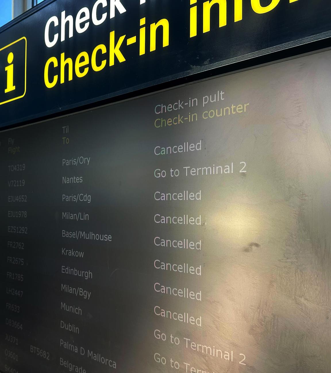 Gestrichene Flüge sind auf einer Anzeigetafel am Flughafen in Kopenhagen aufgelistet.