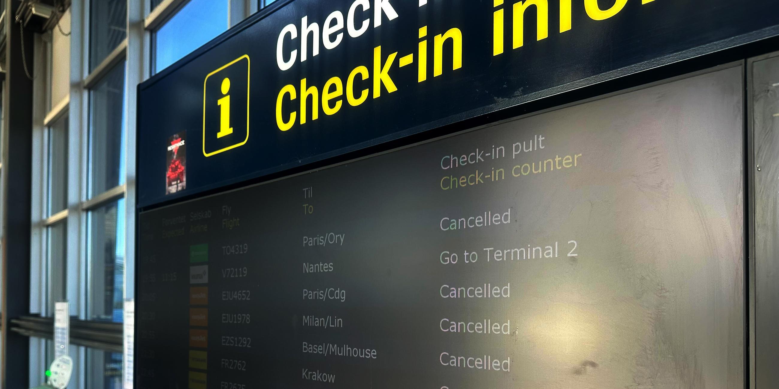 Gestrichene Flüge sind auf einer Anzeigetafel am Flughafen in Kopenhagen aufgelistet.