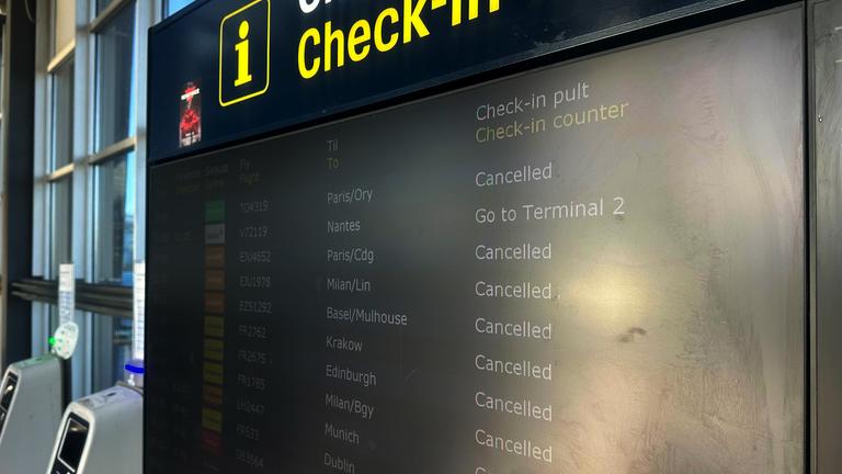 Gestrichene Flüge sind auf einer Anzeigetafel am Flughafen in Kopenhagen aufgelistet.