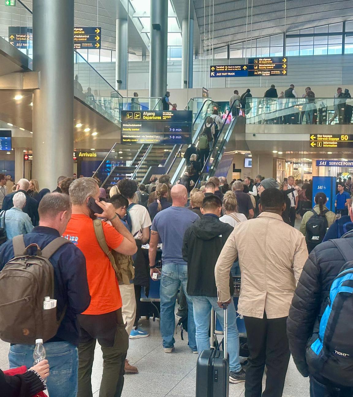 Viele Flugreisende die am FLughafen warten müssen